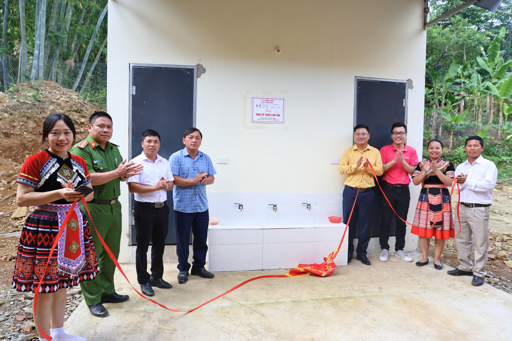 Khánh thành 9 nhà vệ sinh trường học tại Sơn La